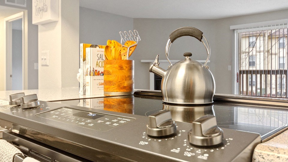 Electric Appliances at ReNew Cross Creek, Missouri