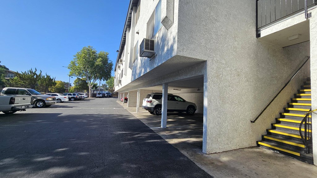 Parking exterior at Alturas Paso Robles Apartment Homes, Paso Robles