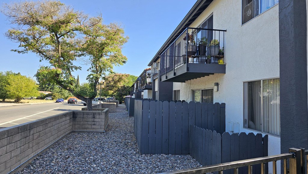 apartment exterior at Alturas Paso Robles Apartment Homes, Paso Robles, California