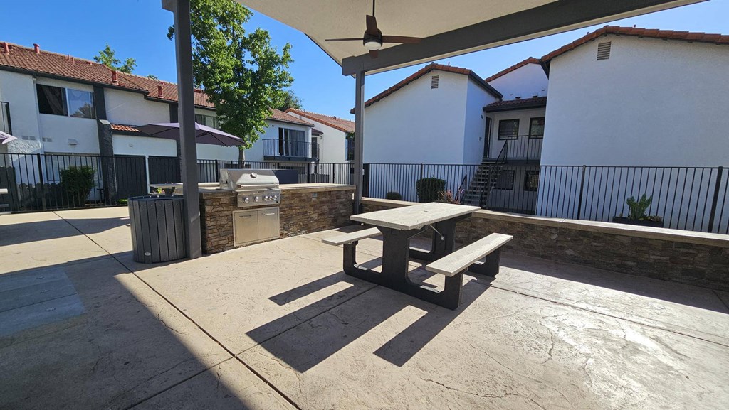 Courtyard with BBQ at Alturas Paso Robles Apartment Homes, Paso Robles, CA