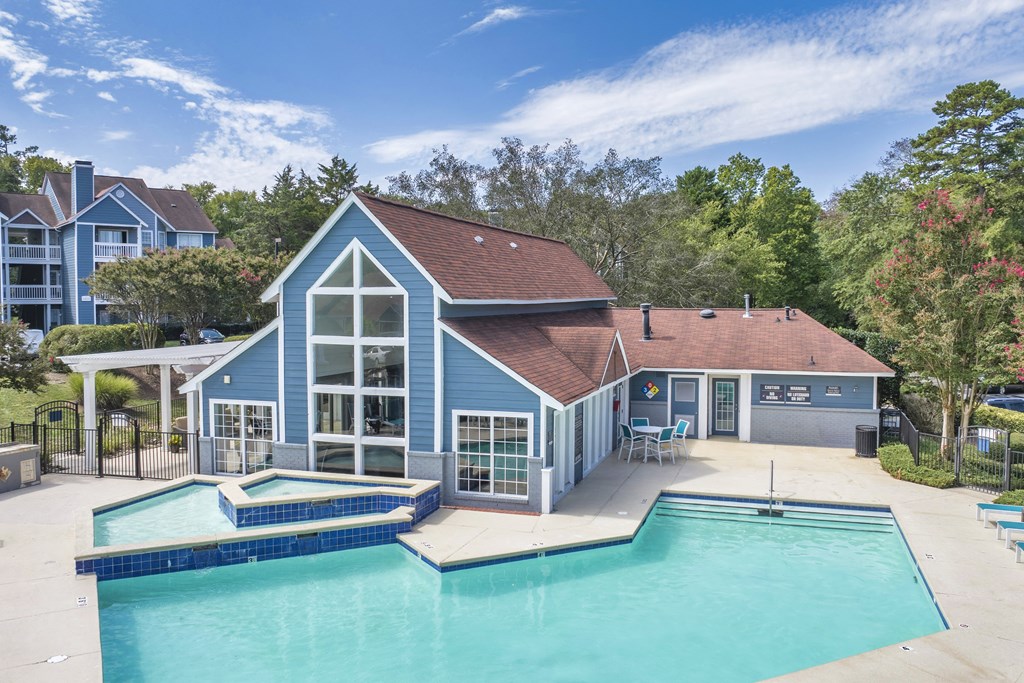 additional photo for property listing at chic digs with room to stretch out in the village 22 car