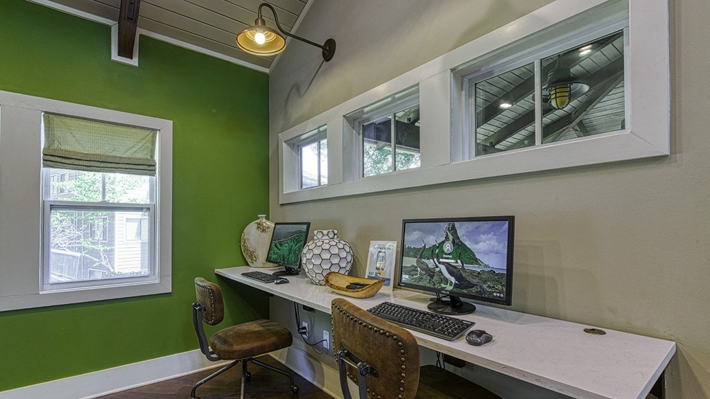 Wynnwood Vinings resident business center with green walls and computer stations