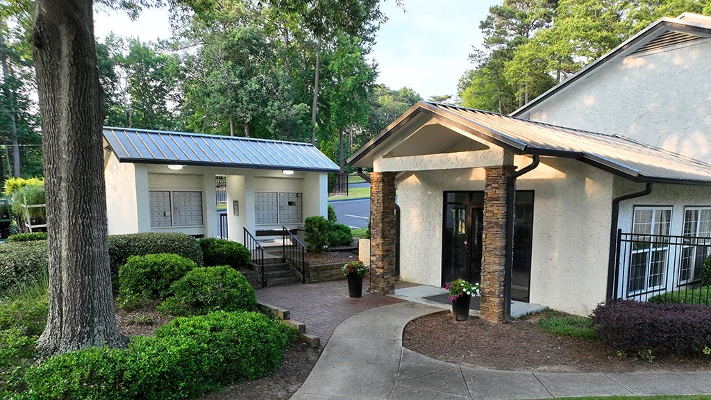 a small white building with a walkway in front of it