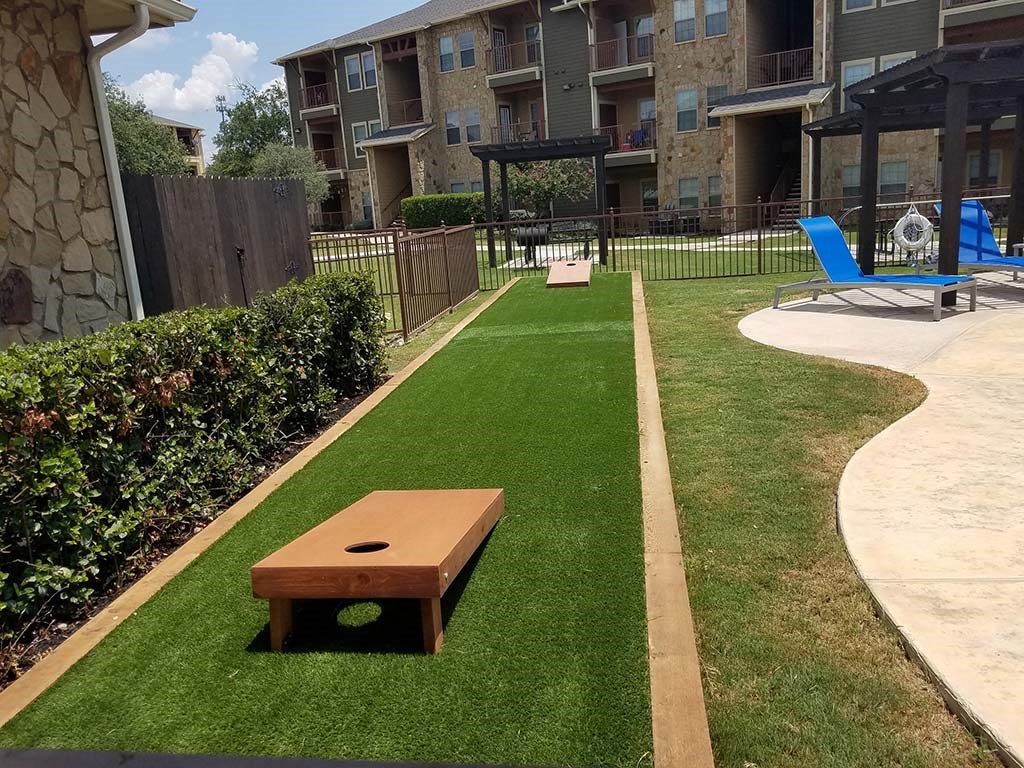 Grilling area picnic and lawn games at Azul Apartments