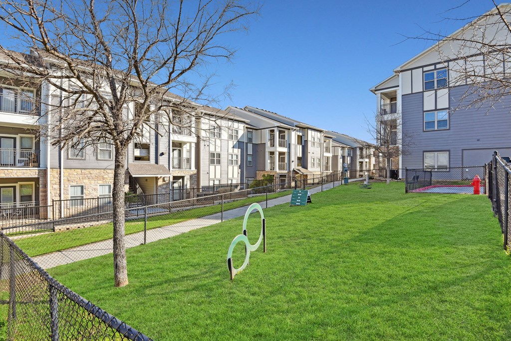 the preserve at ballantyne commons yard with grass and apartment buildings