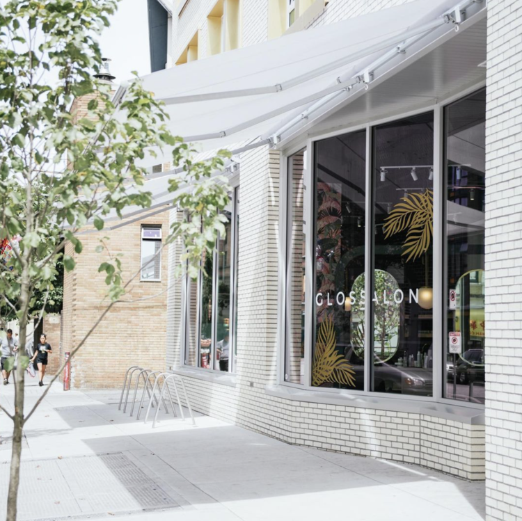 the front of a store with a window with the word closure on it