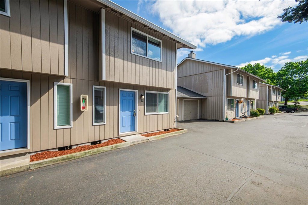 Lincoln Townhomes Exterior