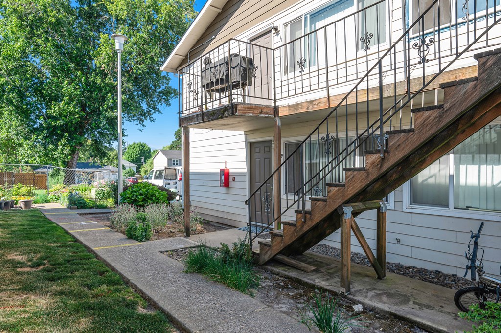 Candlewood Apartments Forest Grove, OR  Entrance