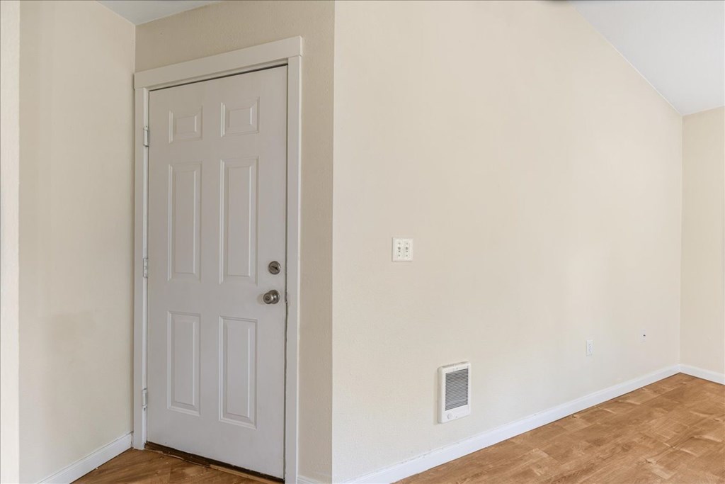 Cascade Woods closet door