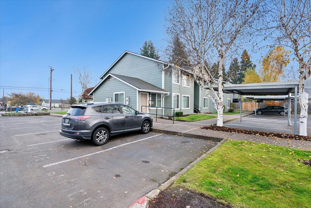 Oak Park Village Apartments Parking lot