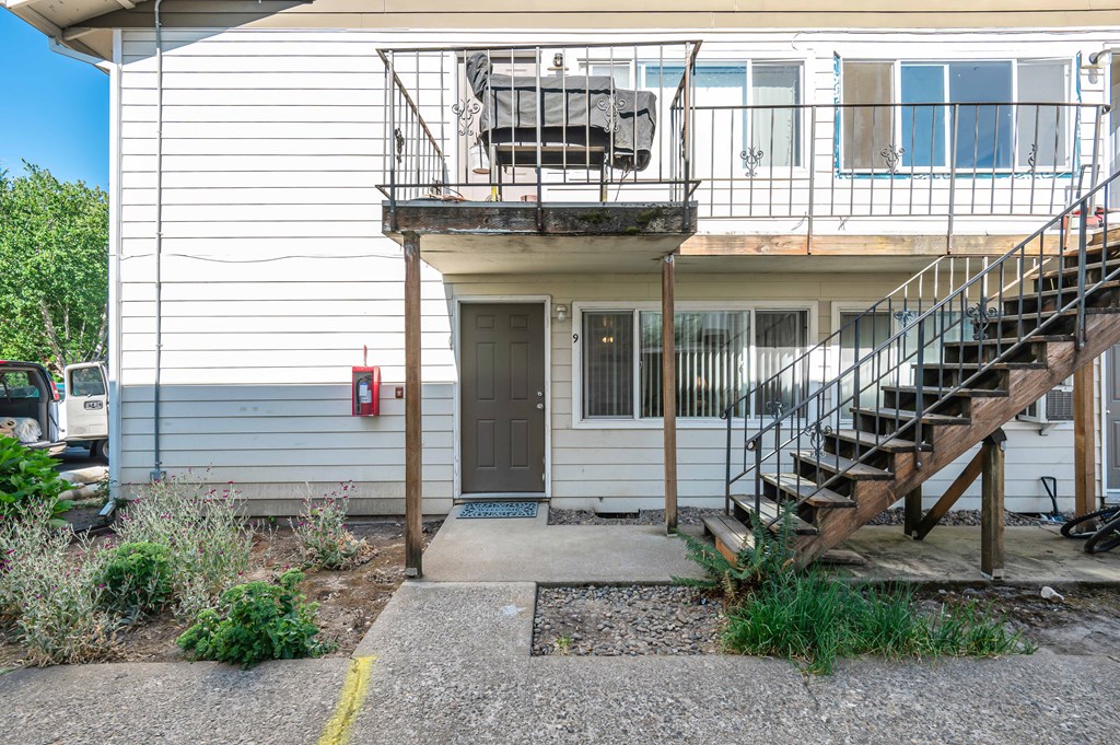 Candlewood Apartments Forest Grove, OR  Entrance