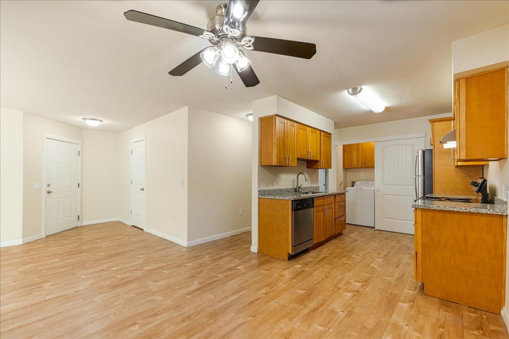 Cascade Woods living room with ceiling fan
