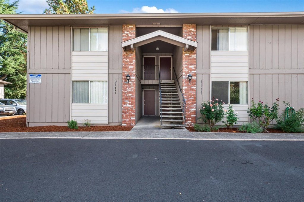 Laurel Park Apartments Exterior
