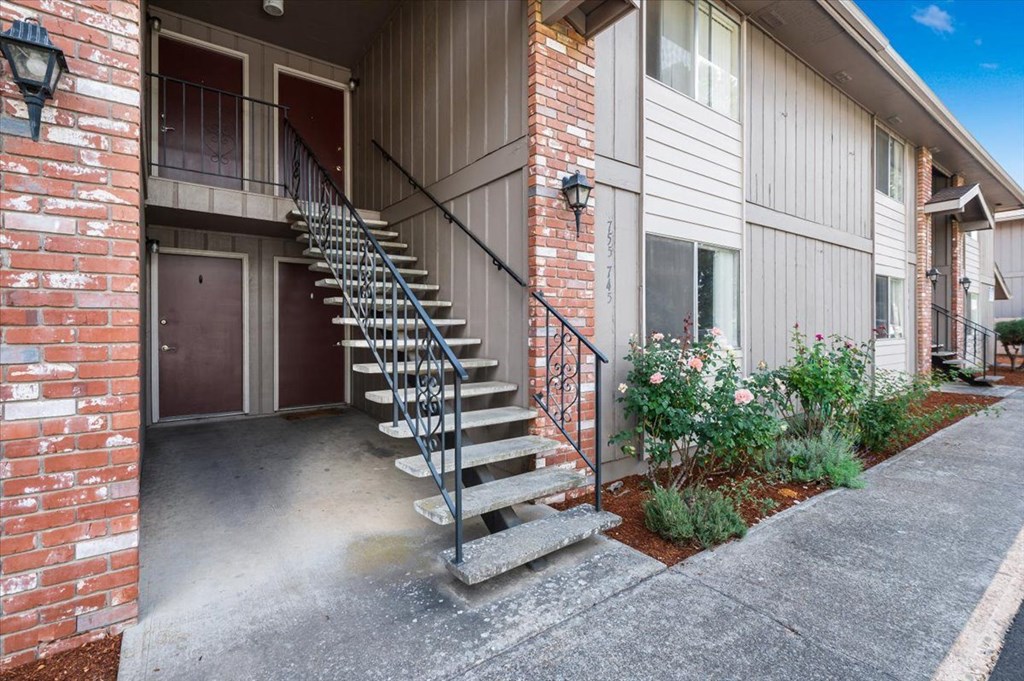 Laurel Park Apartments Exterior Stairs