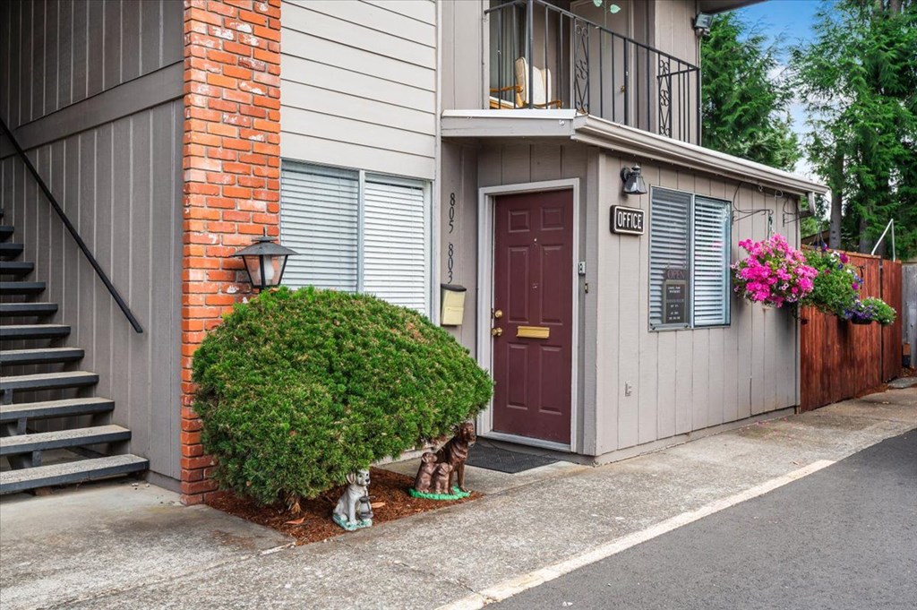 Laurel Park Apartments Exterior Stairs