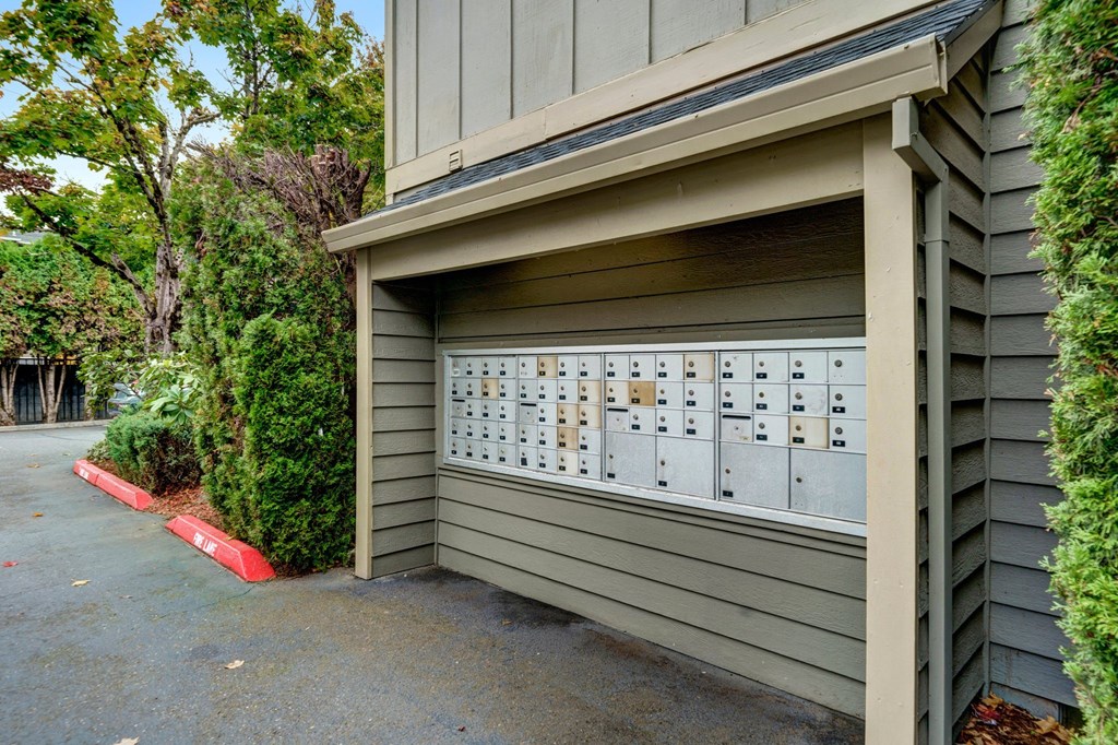 Tuxedo Park Apartments Mailboxes