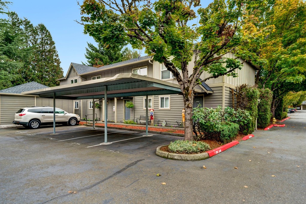 Tuxedo Park Apartments Parking Lot