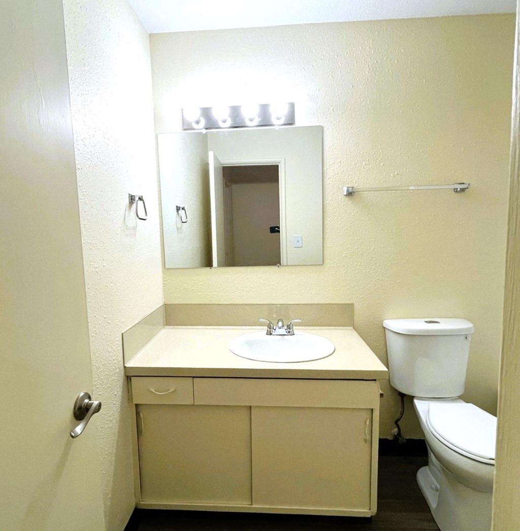 Bath Fairmount Apartments Salem, OR