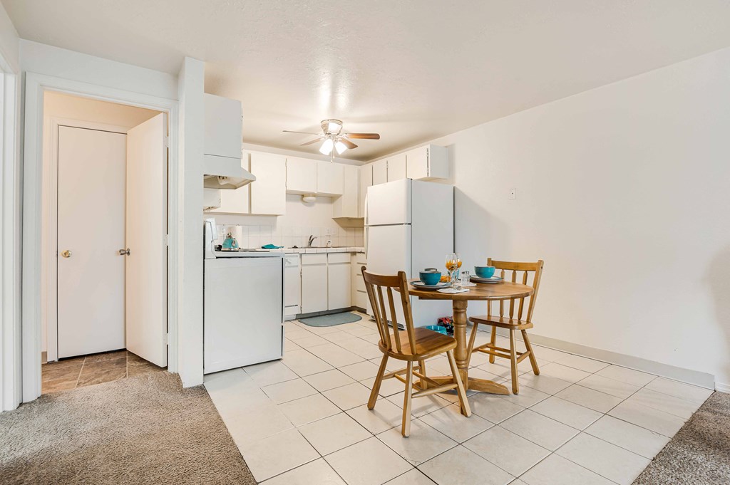 Flow through dining Candlewood Apartments Forest Grove, OR