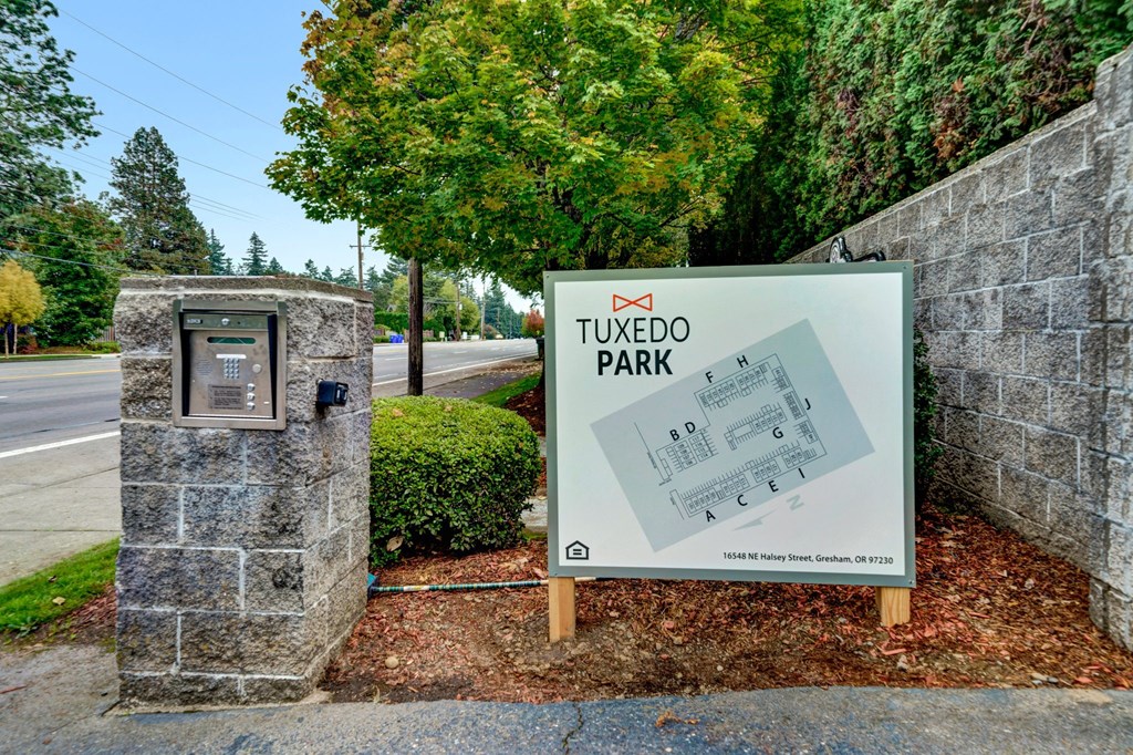 Tuxedo Park Apartments Sign