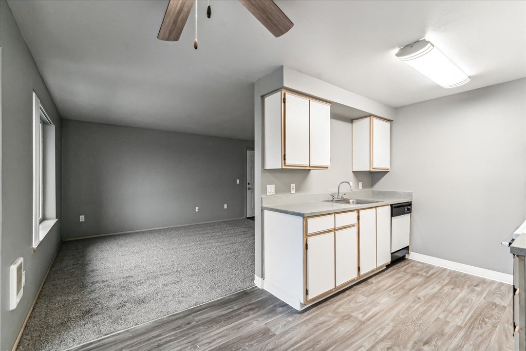 Oak Park Village Apartments Kitchen