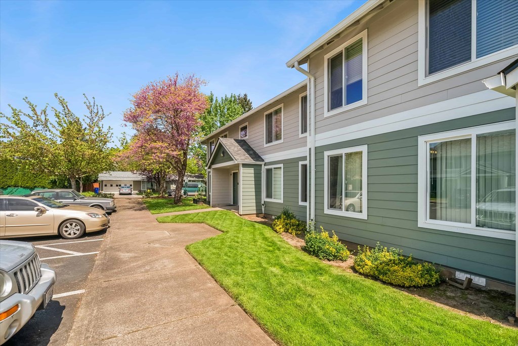 Bristol Court Building Exterior and Sidewalk