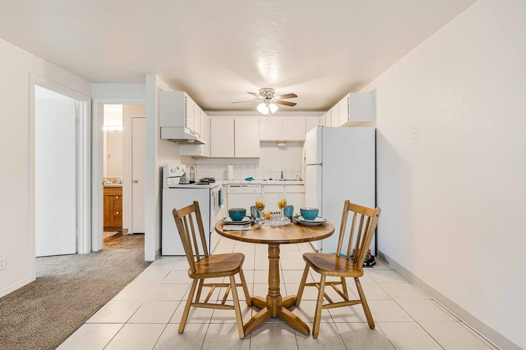 Dining Candlewood Apartments Forest Grove, OR