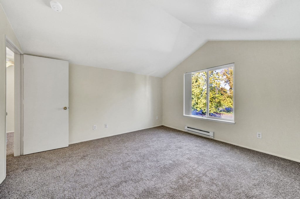 Lush Wall-To-Wall Carpeting In Bedrooms at Hampton Park Apartments, Oregon