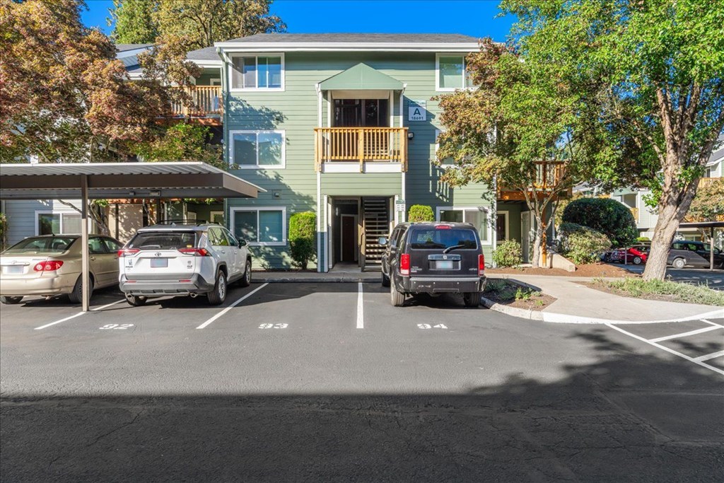 Cascade Woods parking lot and exterior