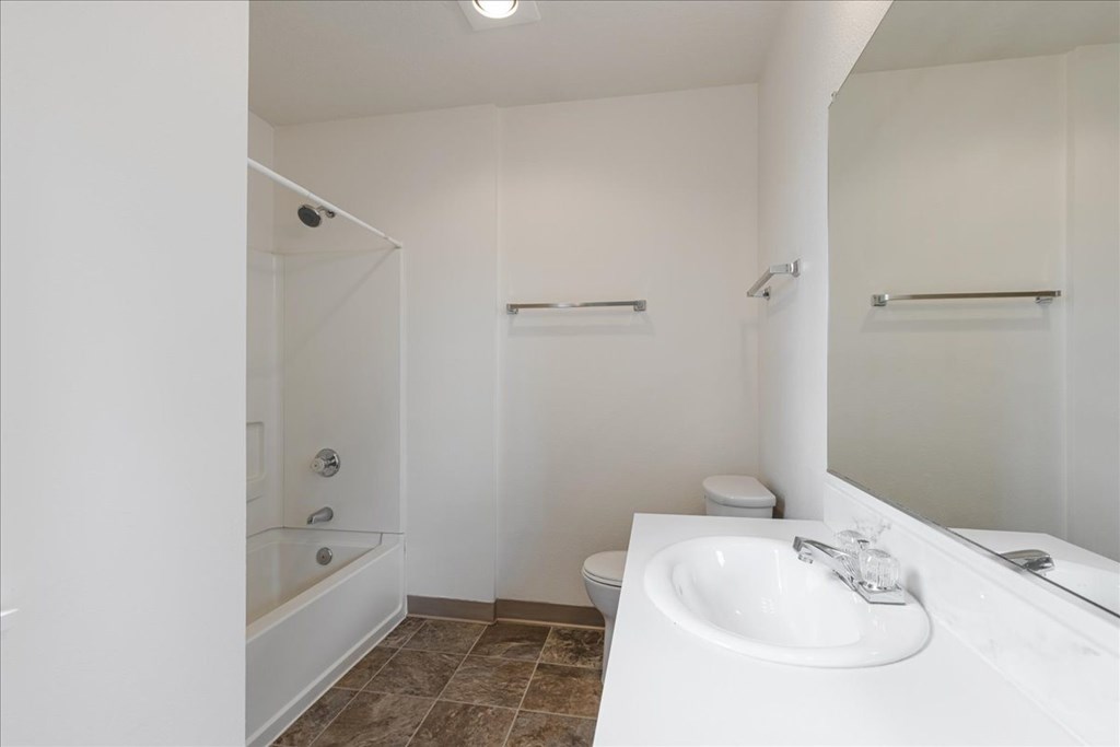 Cedar Grove Apartments Bathroom