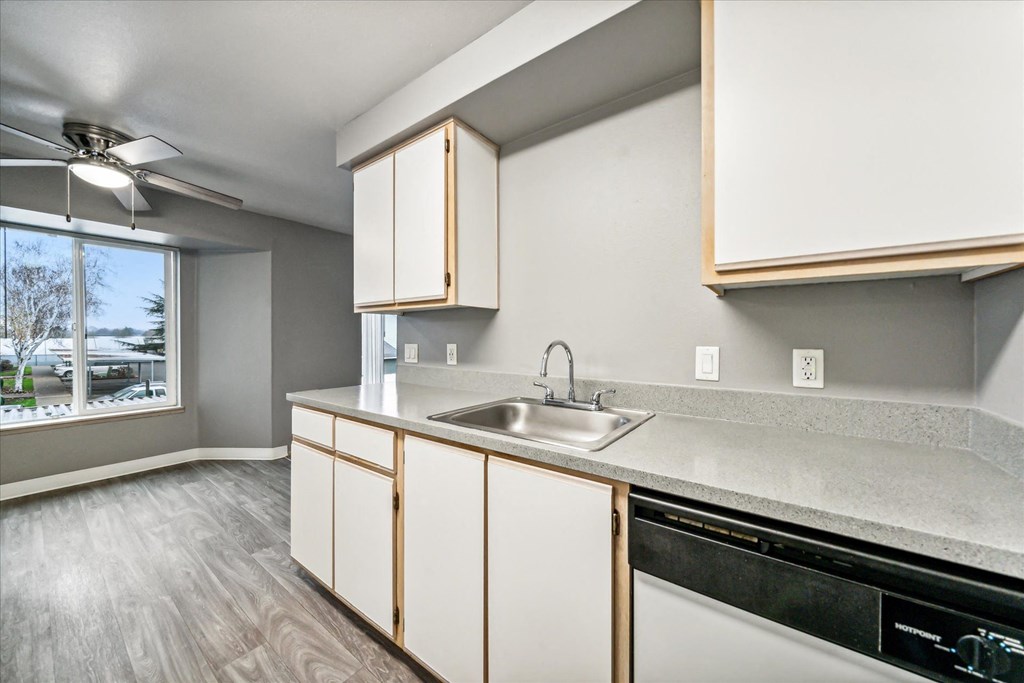 Oak Park Village Apartments Kitchen