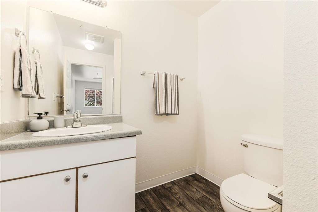 Farisswood Apartments Bathroom