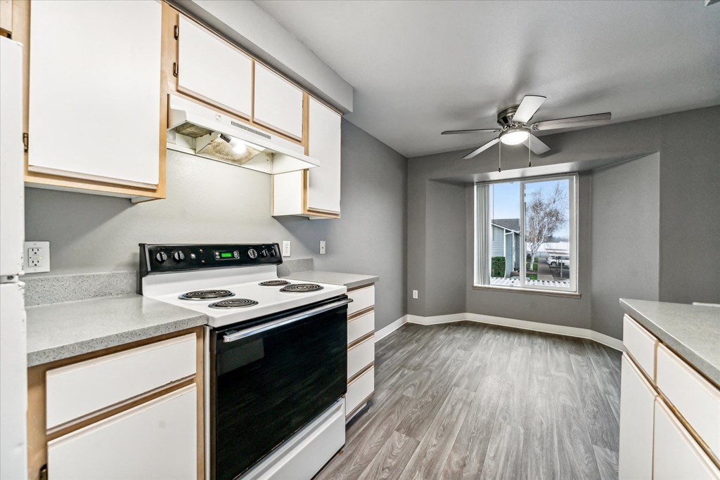 Oak Park Village Apartments Kitchen