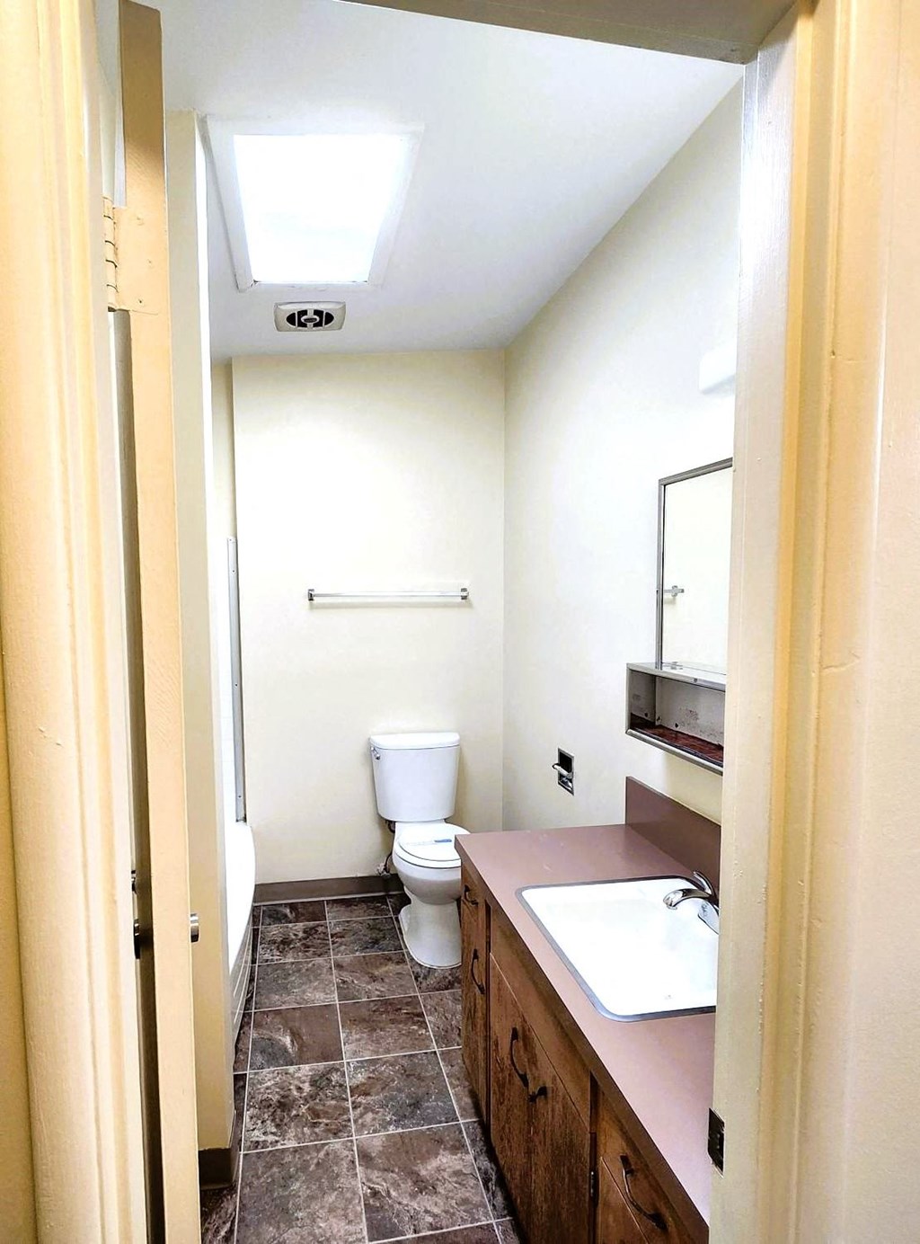 Fairmount Apartments Salem, OR bath