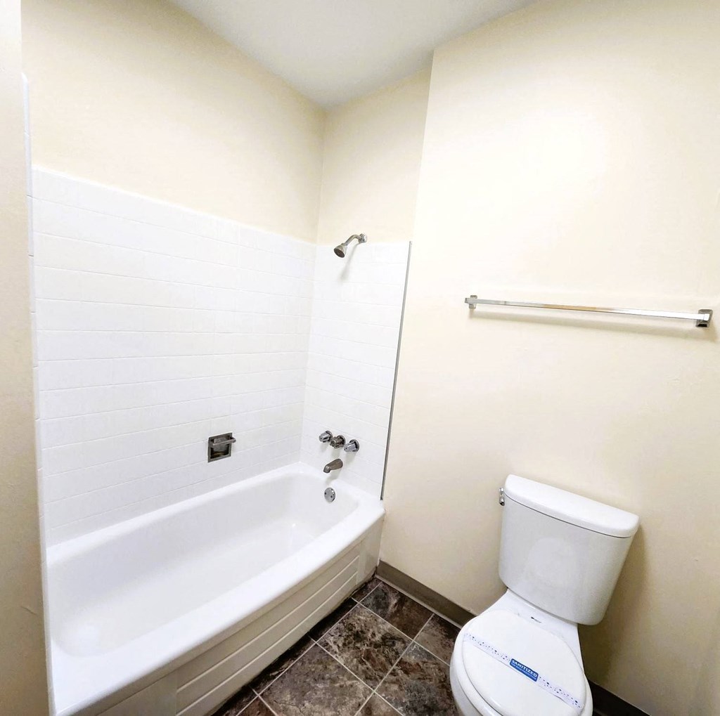 Bath Fairmount Apartments Salem, OR