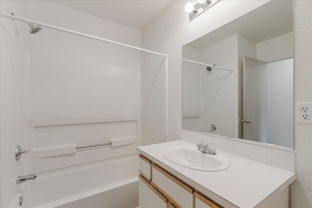 Cedar Grove Apartments Bathroom