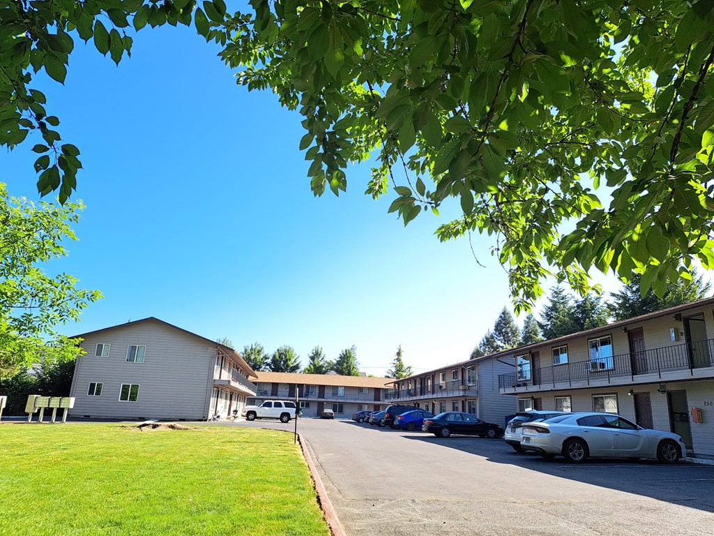 Island Park Apartments Parking Lot