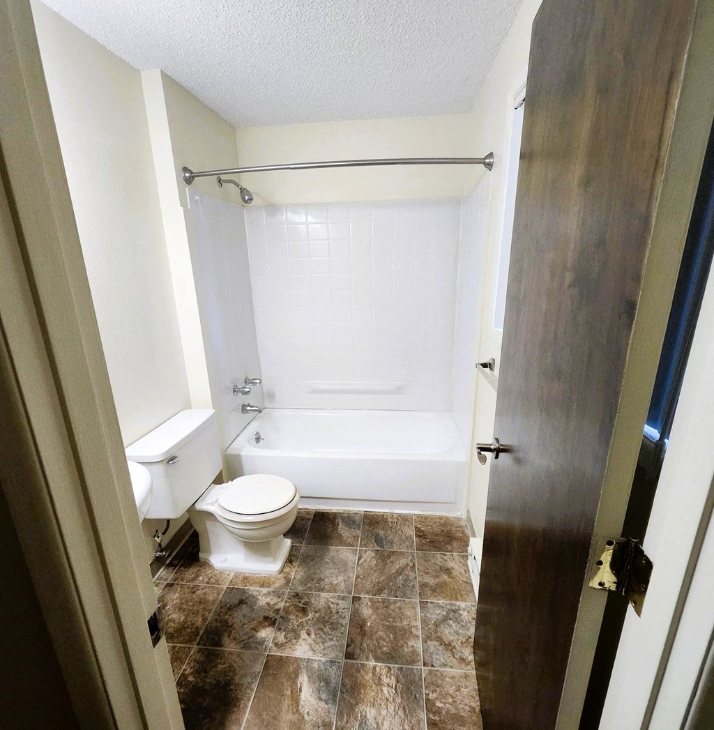 Nell Anna Court bathroom with a toilet, tub, and shower.