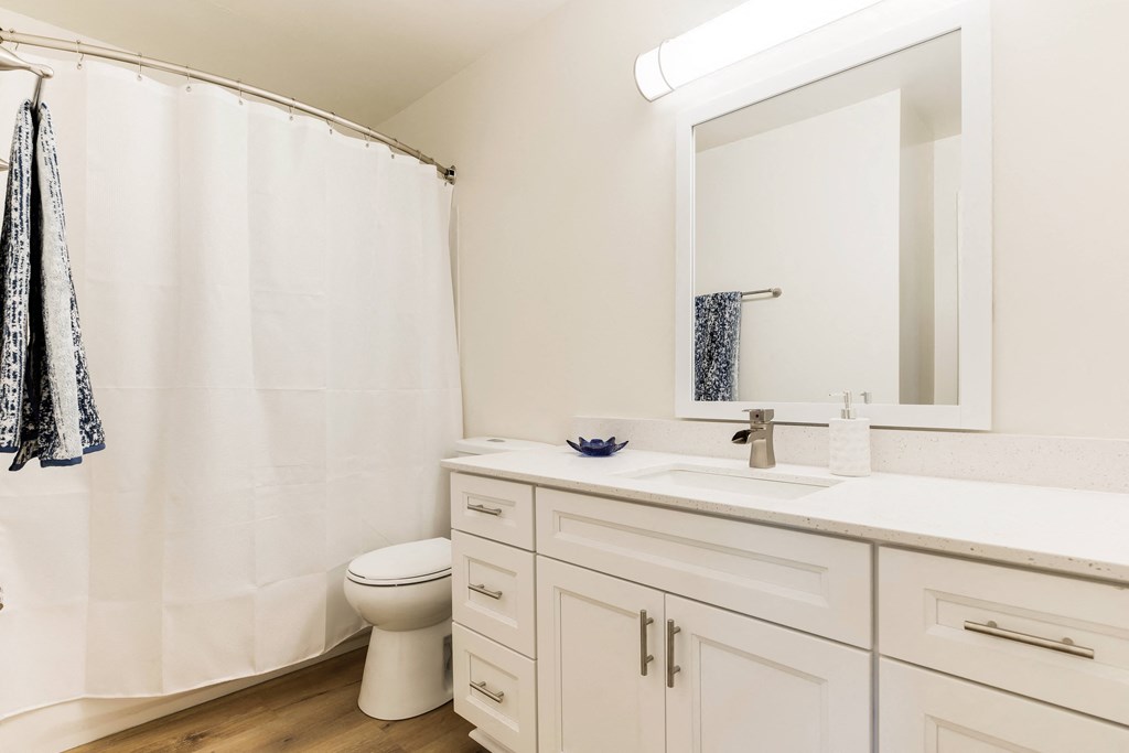 West Royal Apartments Bathroom