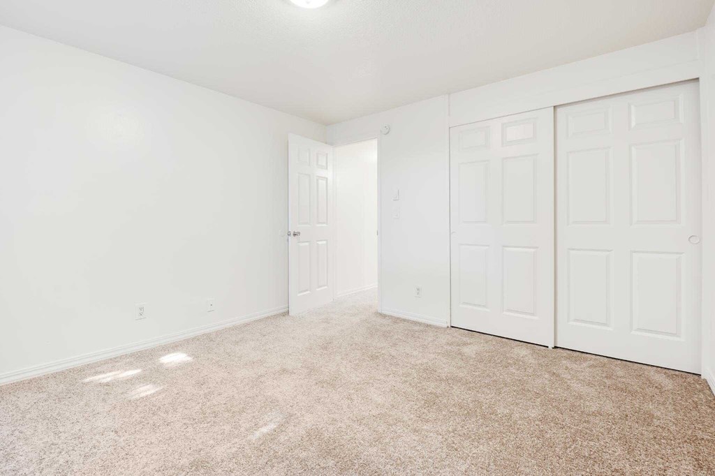 Colonial Village Apartments Bedroom