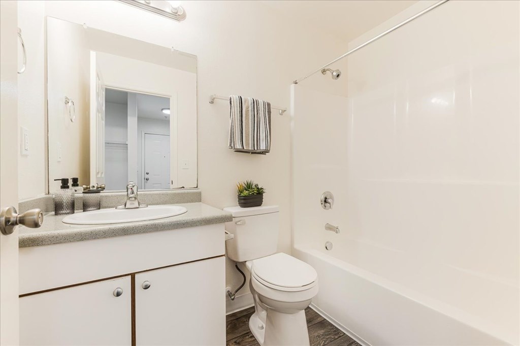 Farisswood Apartments Bathroom