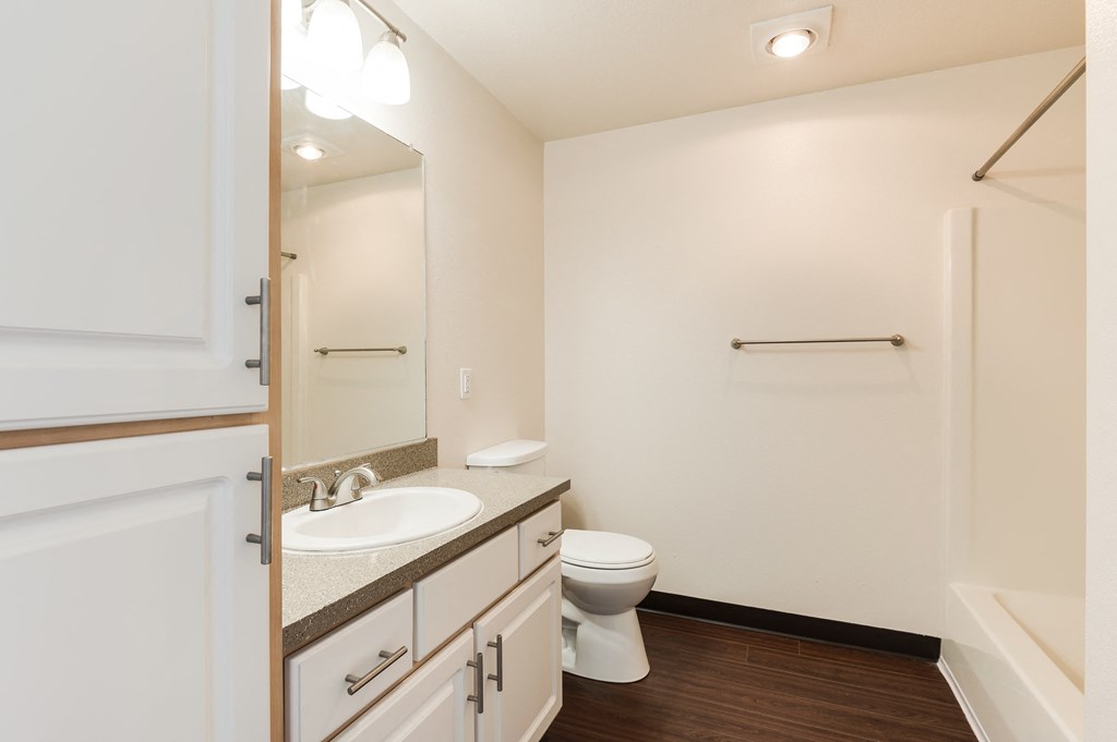 Park Avenue Village Apartments Bathroom