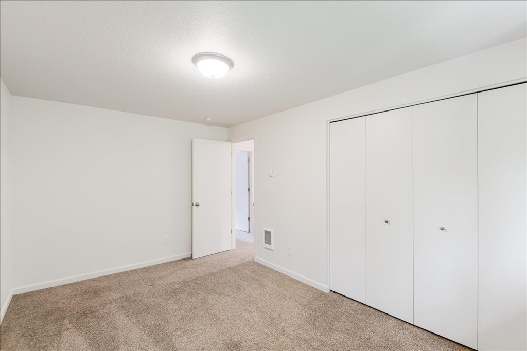 Lincoln Townhomes Bedroom