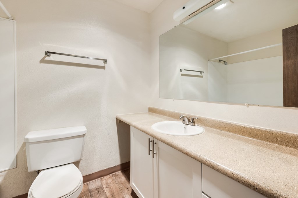 Quail Ridge Apartments Bathroom