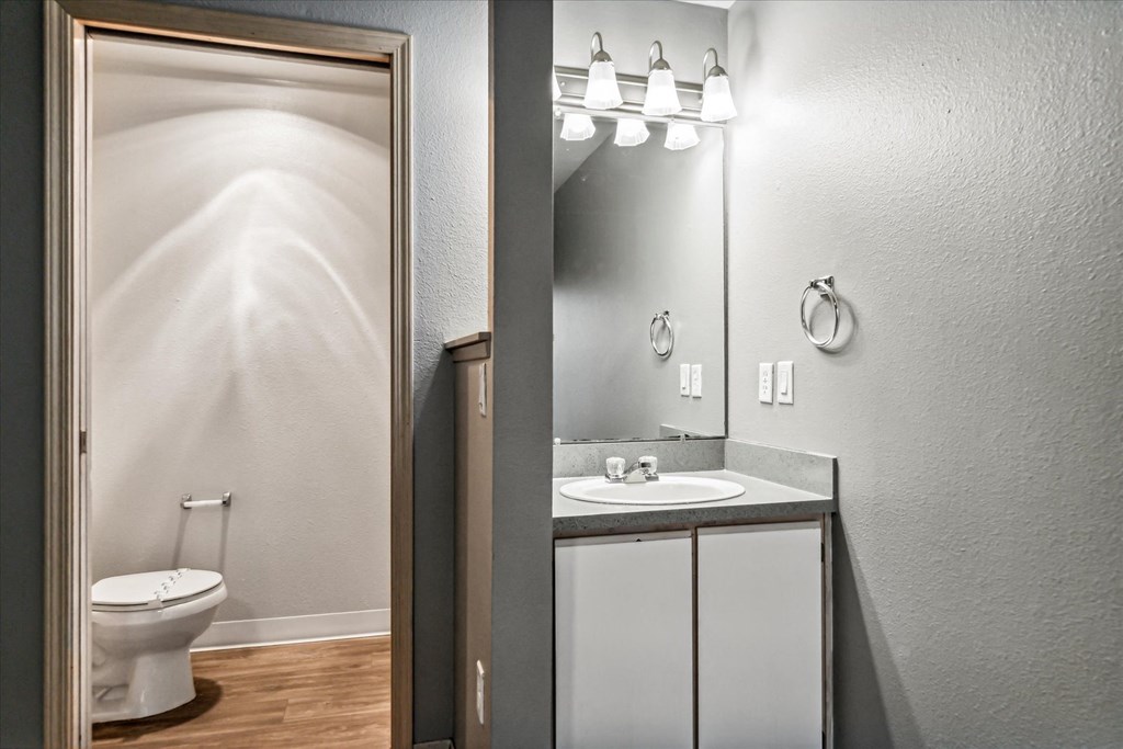 Oak Park Village Apartments Bathroom