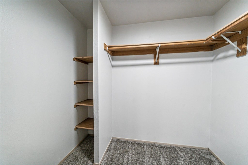 Oak Park Village Apartments Walk-in closet