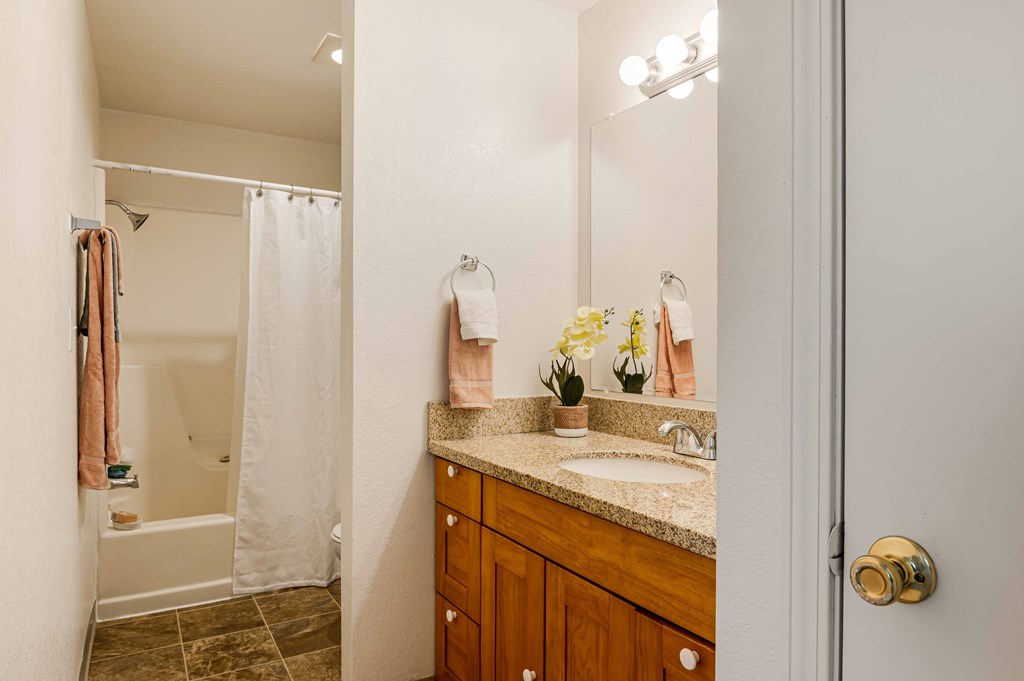 Bath at Candlewood Apartments Forest Grove, OR