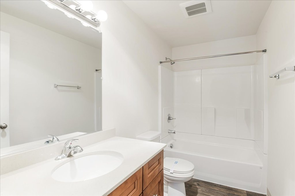Lincoln Townhomes Bathroom