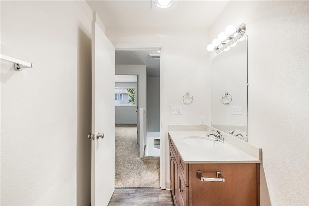 Lincoln Townhomes Bathroom