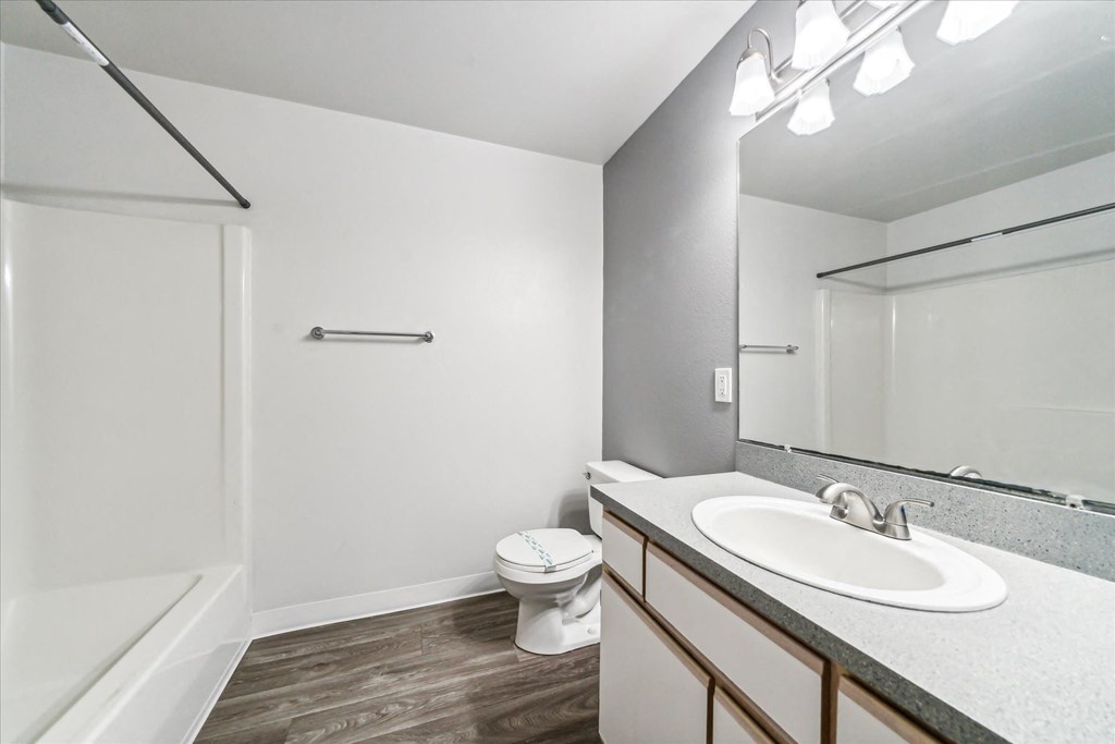 Oak Park Village Apartments Bathroom